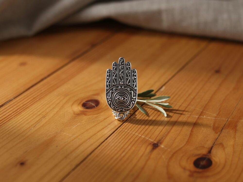 Amulet ręka Fatimy na dłoni
