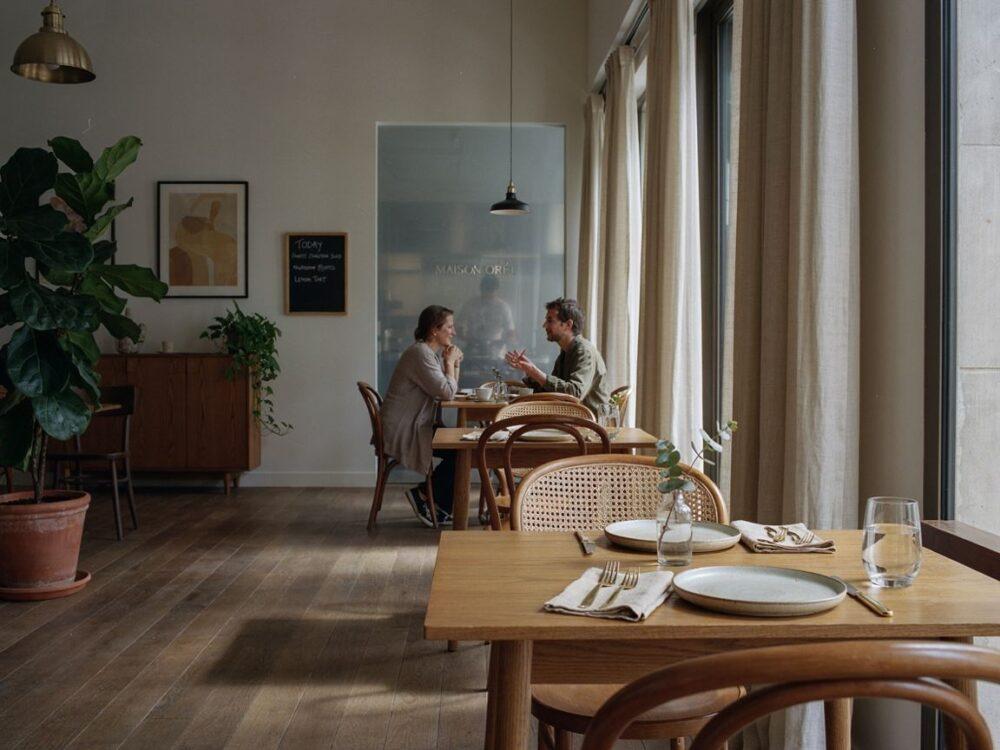 aranżacja stołów w restauracji
