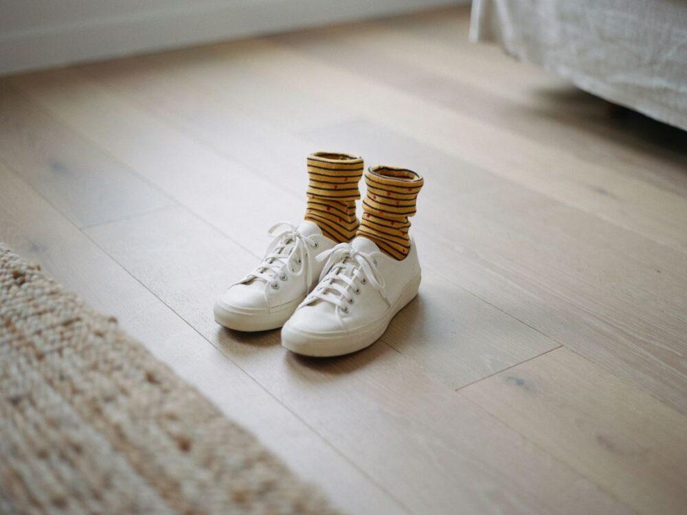 białe sportowe buty ze skarpetkami