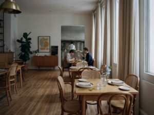 dekoracje ścian w restauracji