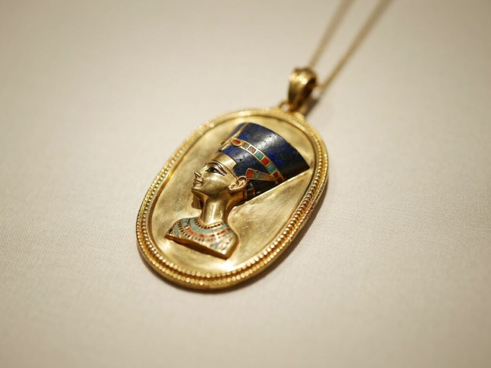 elegancka złota biżuteria z egipskim stylem